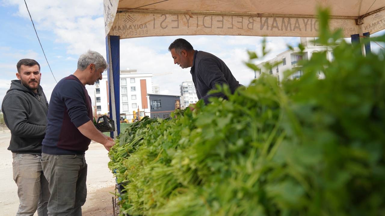 Adıyaman Belediyesi&rsquo;nden vatandaşa doğrudan sebze satışı
