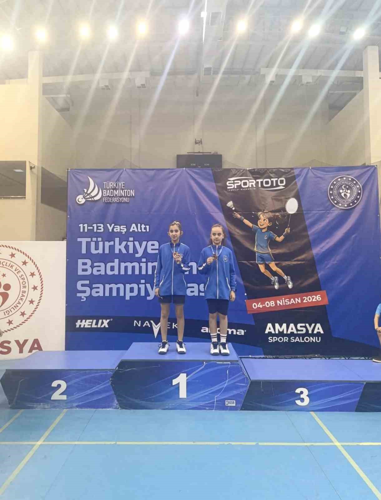 Yunusemre&rsquo;nin altın kızları T&uuml;rkiye &uuml;&ccedil;&uuml;nc&uuml;s&uuml; oldu
