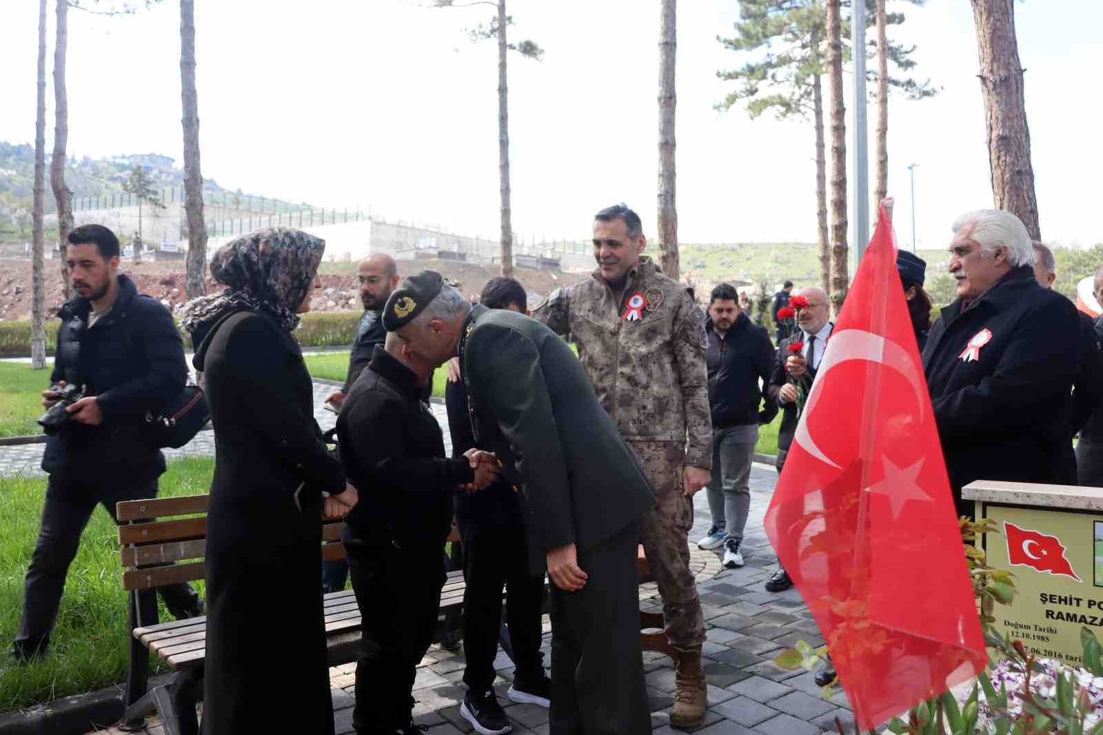 Şehit polisler mezarları başında anıldı