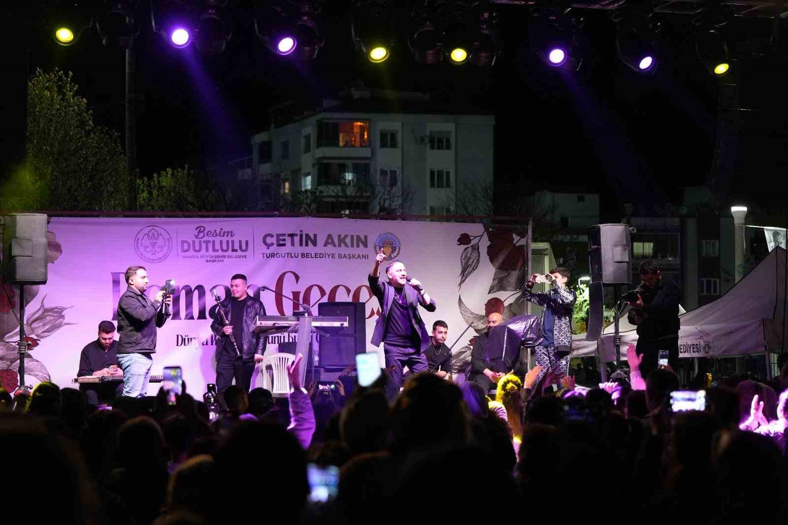 Turgutlu&rsquo;da &lsquo;Roman Gecesi&rsquo; ile eğlence zirveye &ccedil;ıktı
