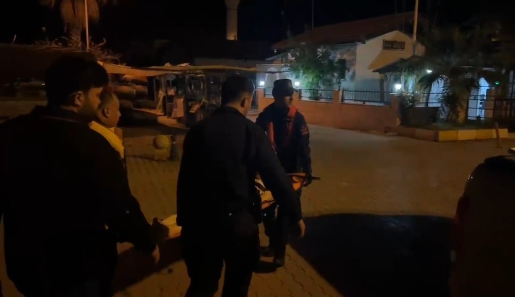 Demre Kalek&ouml;y&rsquo;de rahatsızlanan kişi, sahil g&uuml;venlik botuyla tahliye edildi
