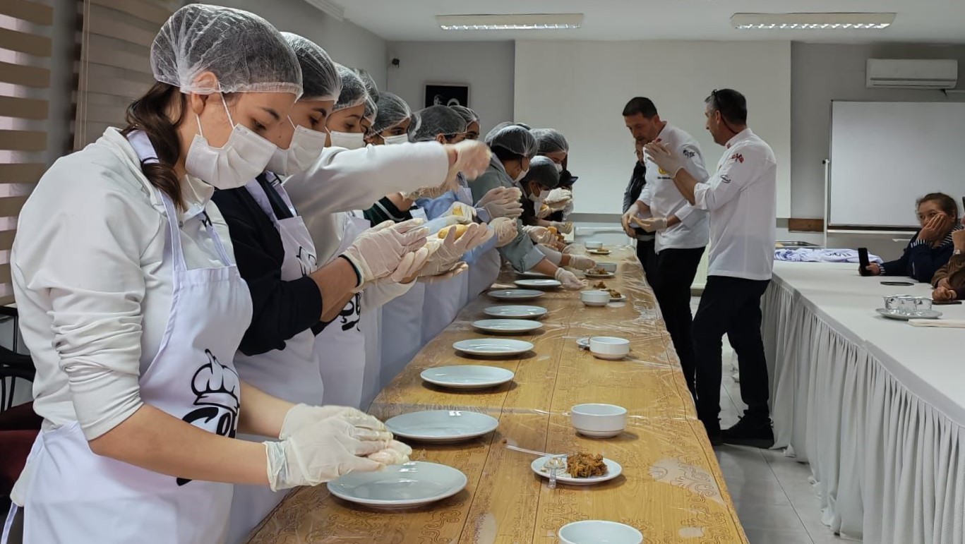 Gaziantep&rsquo;te &ouml;ğrenciler i&ccedil;li k&ouml;fte yaptı
