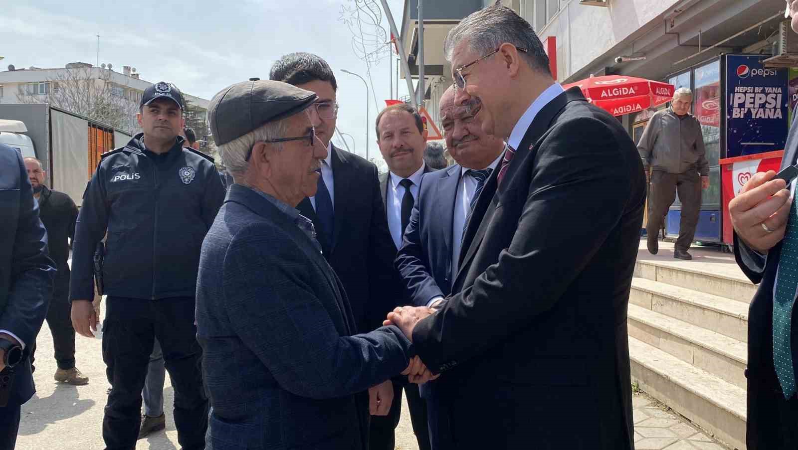 Vali Yılmaz, Alpu’da hem vatandaşla buluştu, hem çalışmaları denetledi