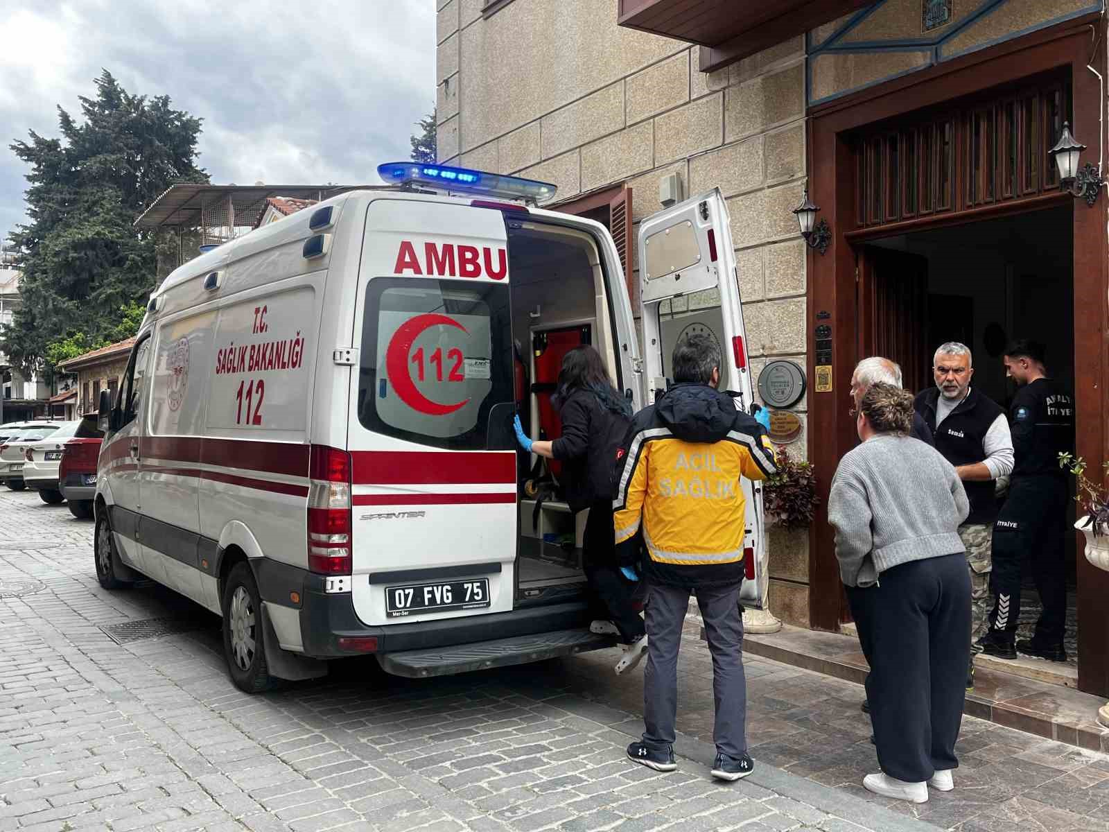 Antalya’da depoya inmek isterken düşen genç yaralandı