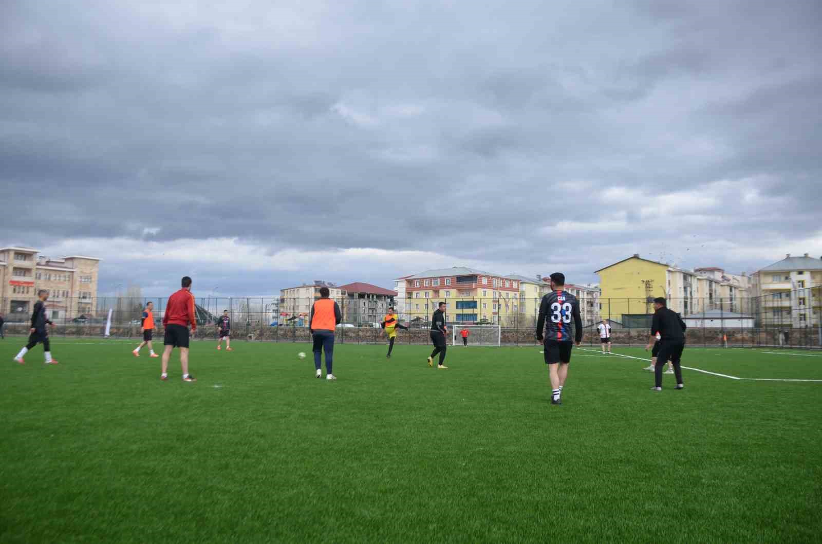 Bulanık’ta protokol ve polis sahada buluştu