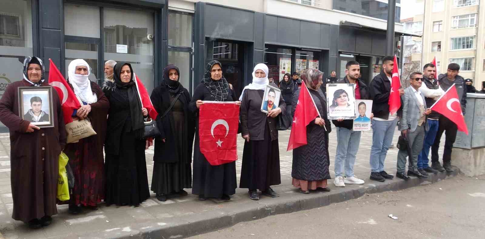 Vanlı Anne: "Bu bayrak i&ccedil;in &ouml;l&uuml;n"
