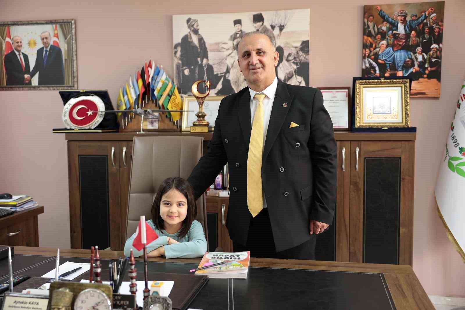 İlkokul öğrencisi Sare, ödevini Başkan Kaya ile yaptı