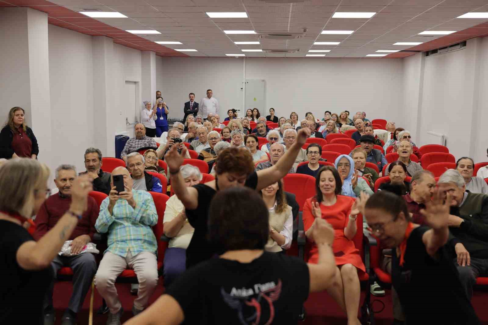 Yaşam Evi sakinleri m&uuml;zik ve dansla eğlenceli zaman ge&ccedil;irdi
