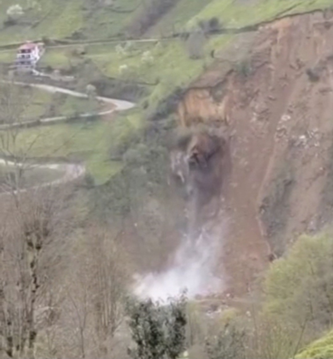 Rize&rsquo;de yama&ccedil;tan d&uuml;şen kaya saniye saniye kameraya yansıdı
