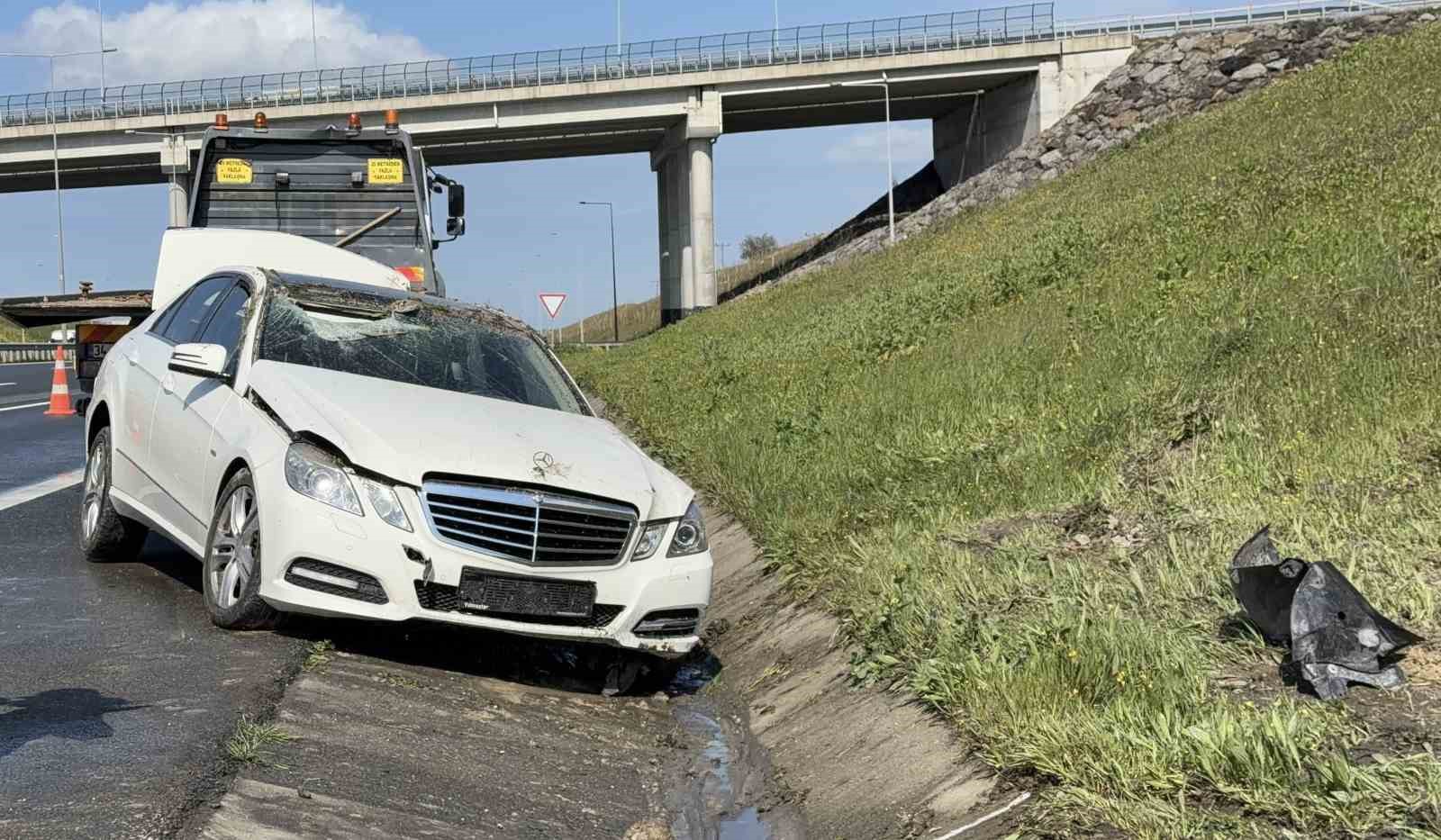 Çatalca’da otomobil takla attı: 2 kişi burnu bile kanamadan kurtuldu