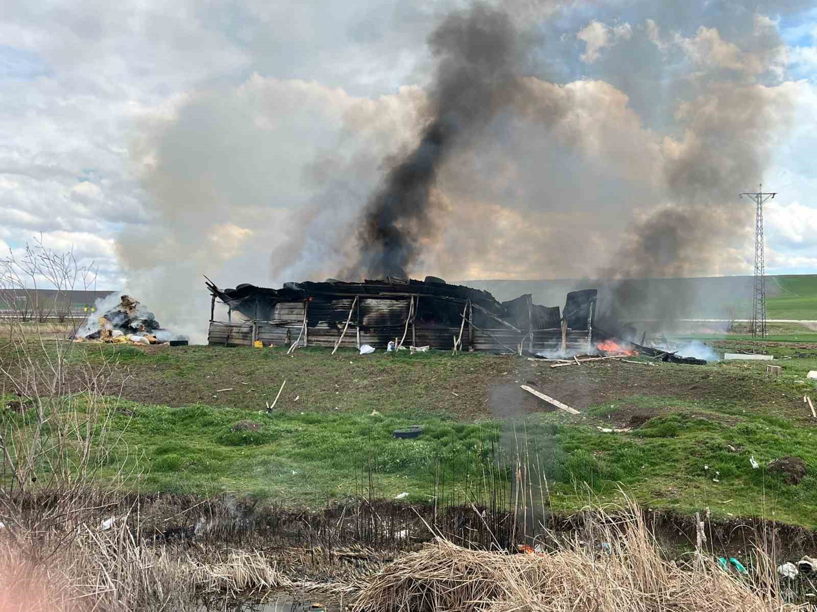 Ağıl ve saman balyaları alev alev yandı
