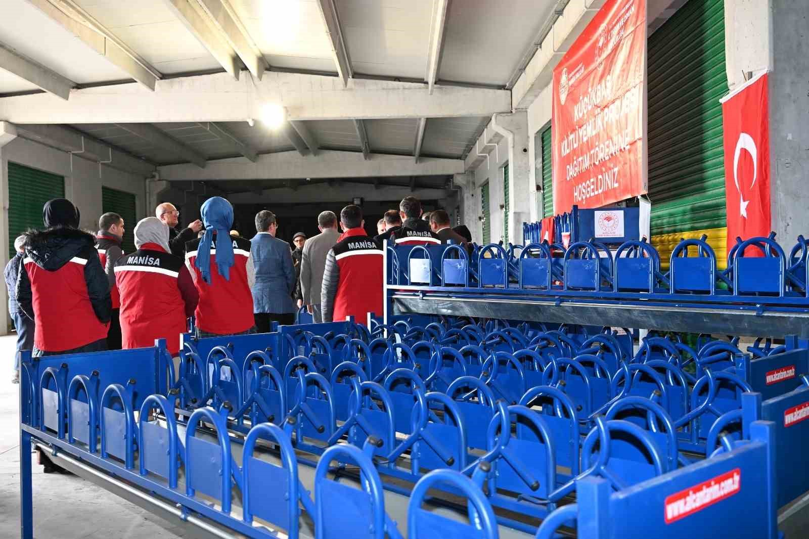 Demirci’de küçükbaş üreticilerine "Kilitli yemlik" desteği