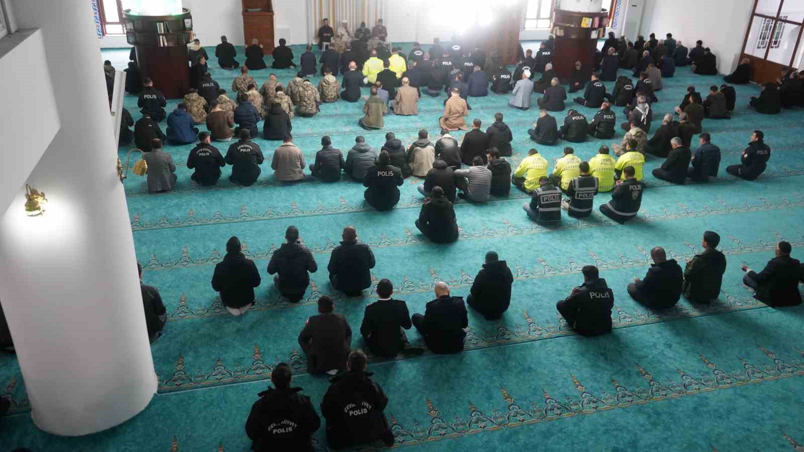 Şırnak&rsquo;ta şehitler i&ccedil;in mevlit okutuldu
