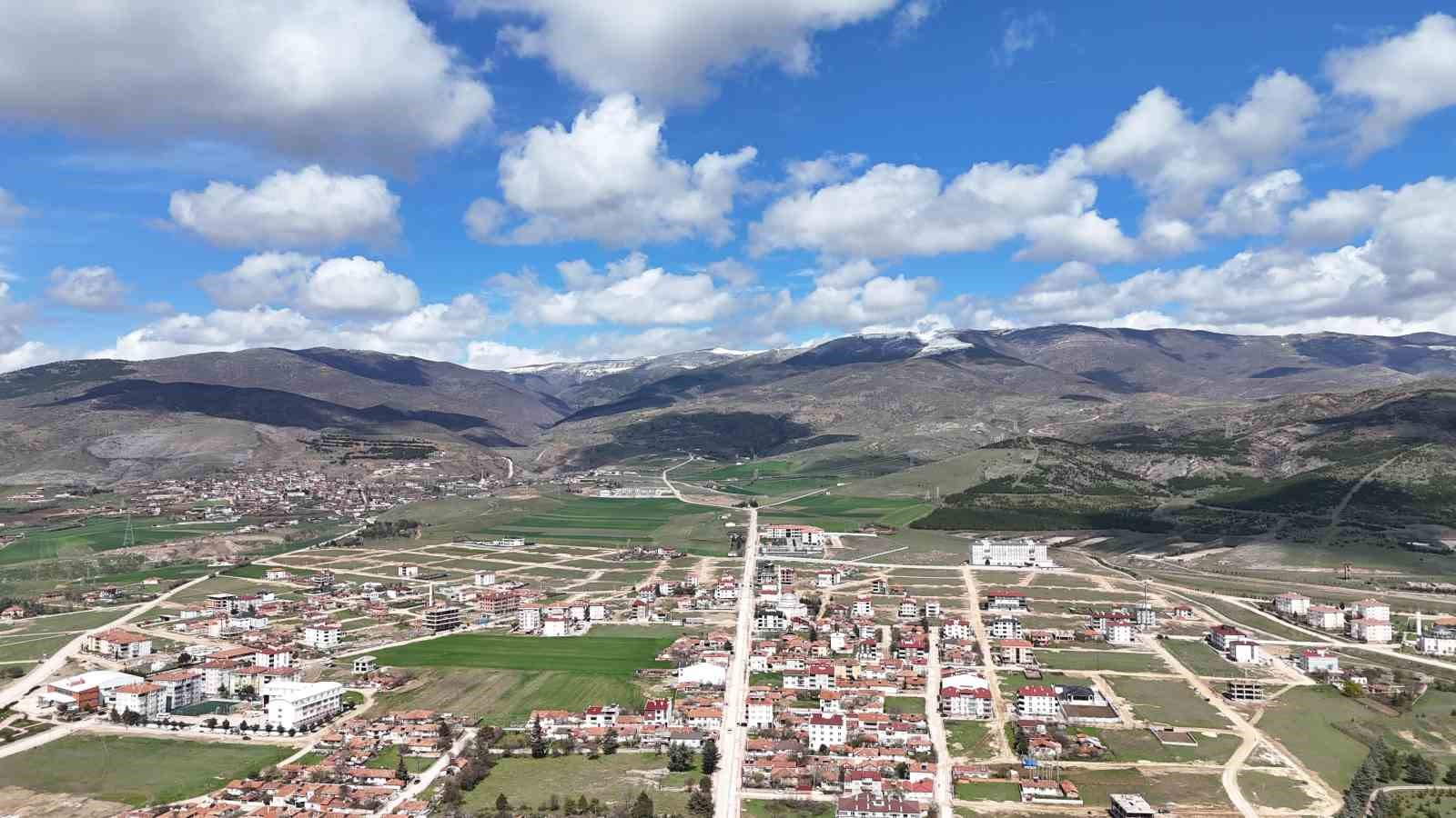 Nisan s&uuml;rprizi: Amasya&rsquo;nın zirveleri beyaza b&uuml;r&uuml;nd&uuml;
