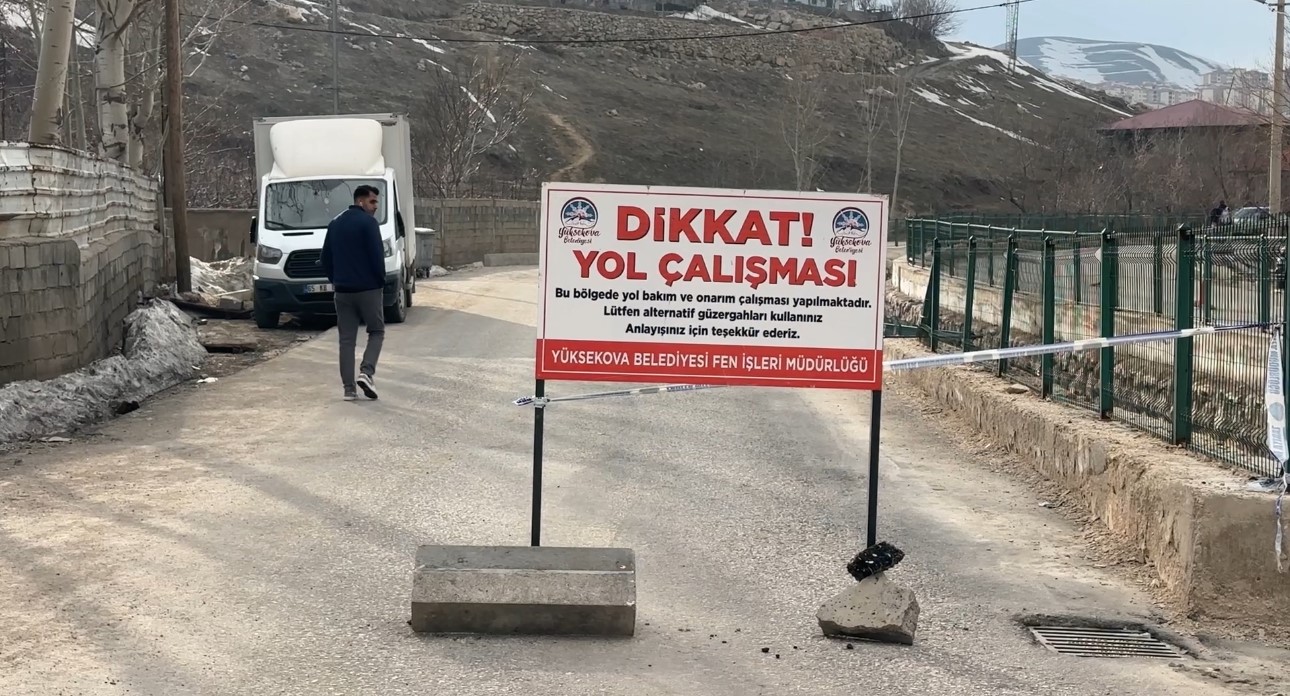 Yüksekova’da heyelan: Trafik 3 gündür tek şeritten sağlanıyor