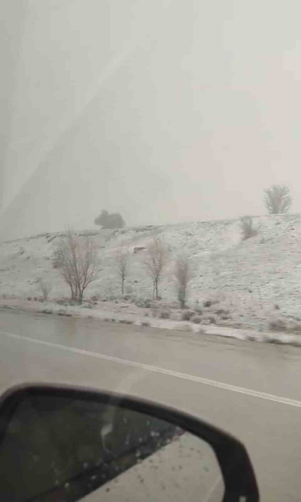 Nisan&rsquo;da kar s&uuml;rprizi, K&uuml;tahya-Altıntaş arası beyaza b&uuml;r&uuml;nd&uuml;
