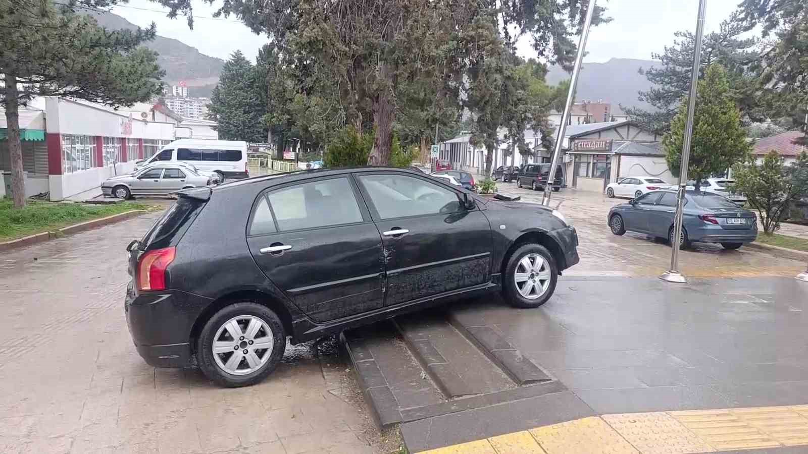 Kontrolden &ccedil;ıkan otomobil durakta bekleyenleri teğet ge&ccedil;ti: O anlar kamerada
