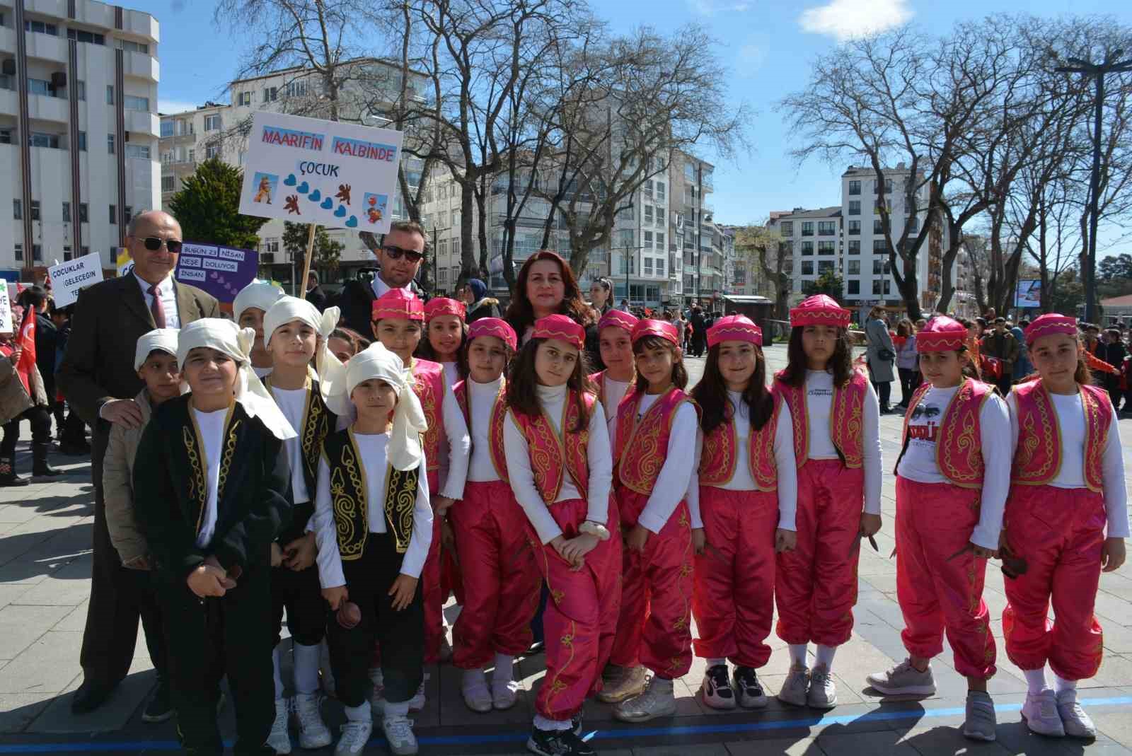 "Maarifin Kalbinde &Ccedil;ocuk"  kortej y&uuml;r&uuml;y&uuml;ş&uuml;
