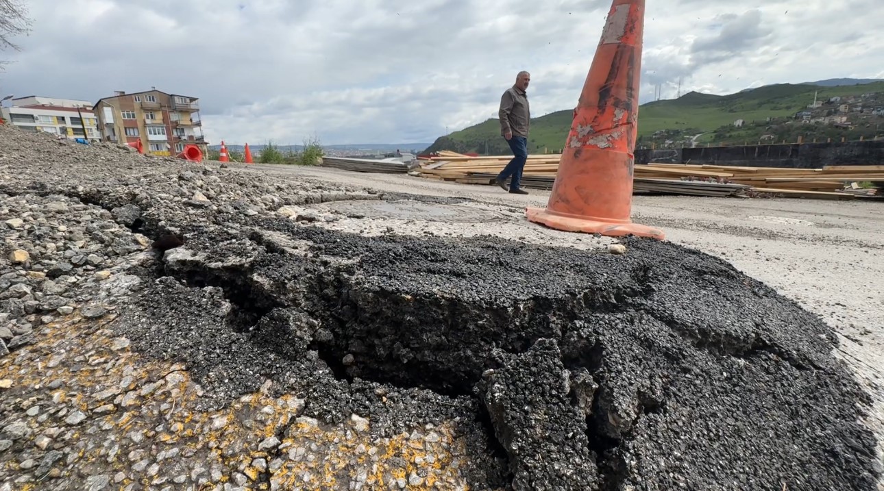 Yolda oluşan çatlaklar valilik konutunu geçici olarak boşalttırıyor