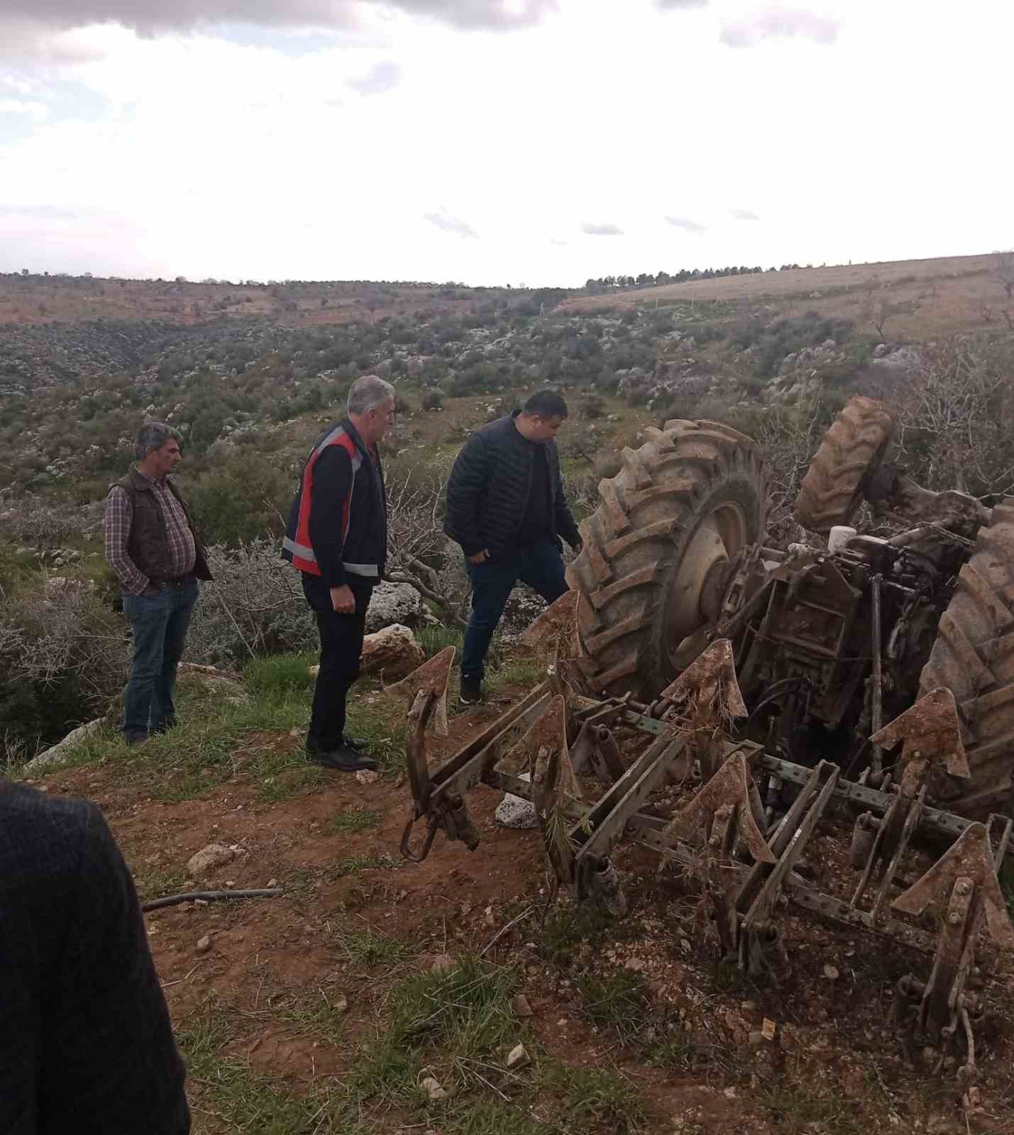 Devrilen trakt&ouml;r&uuml;n s&uuml;r&uuml;c&uuml;s&uuml; hayatını kaybetti
