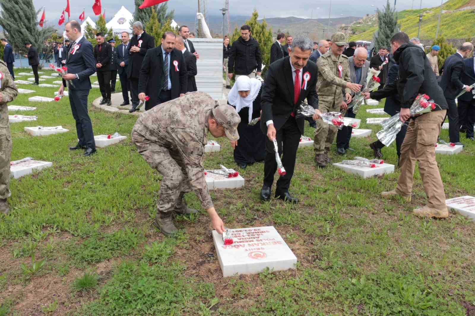 Şırnak’ta Polis Haftası etkinlikleri kapsamında şehitler anıtına karanfil bırakıldı