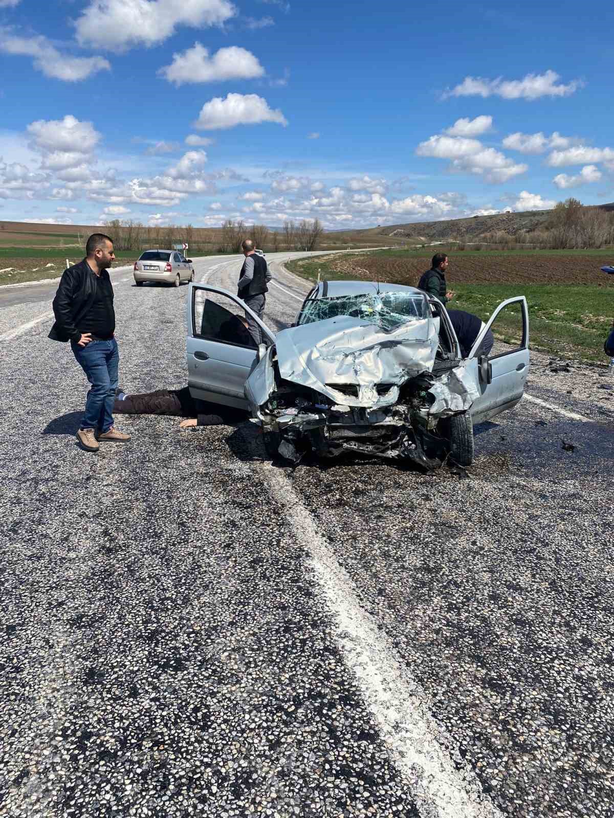 Otomobiller &ccedil;arpıştı 4 kişi yaralandı
