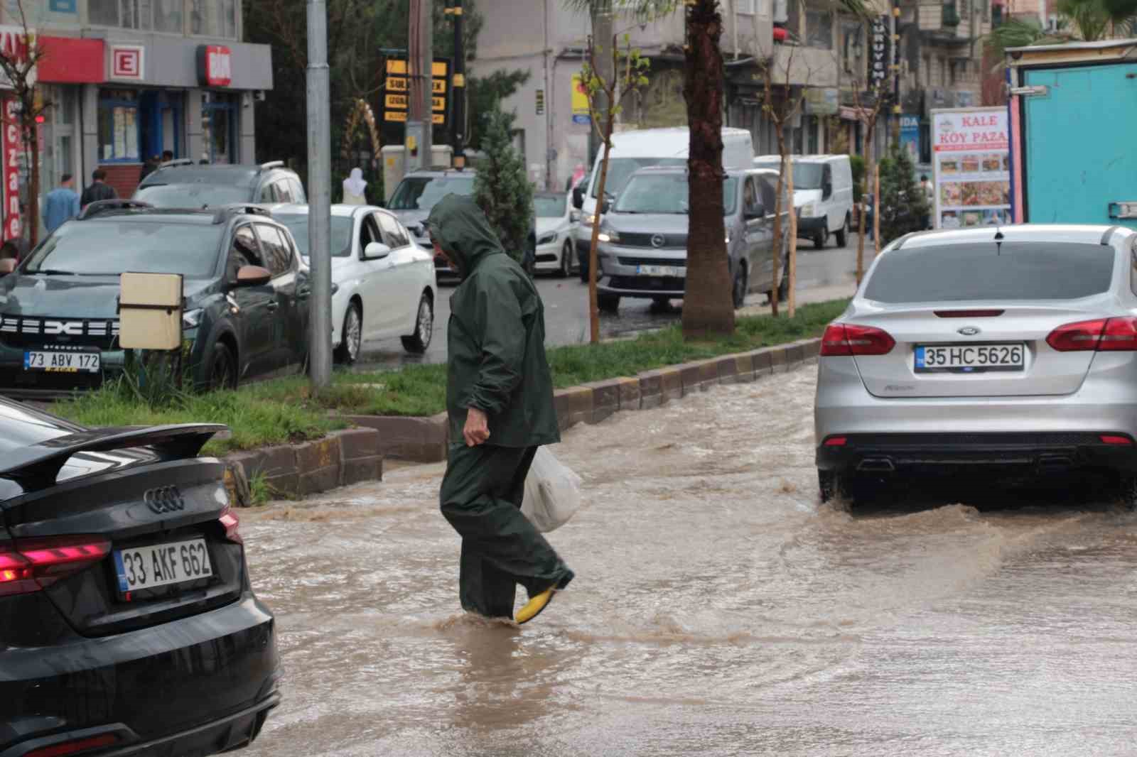 Cizre&rsquo;de sağanak yağış cadde ve sokakları g&ouml;le &ccedil;evirdi
