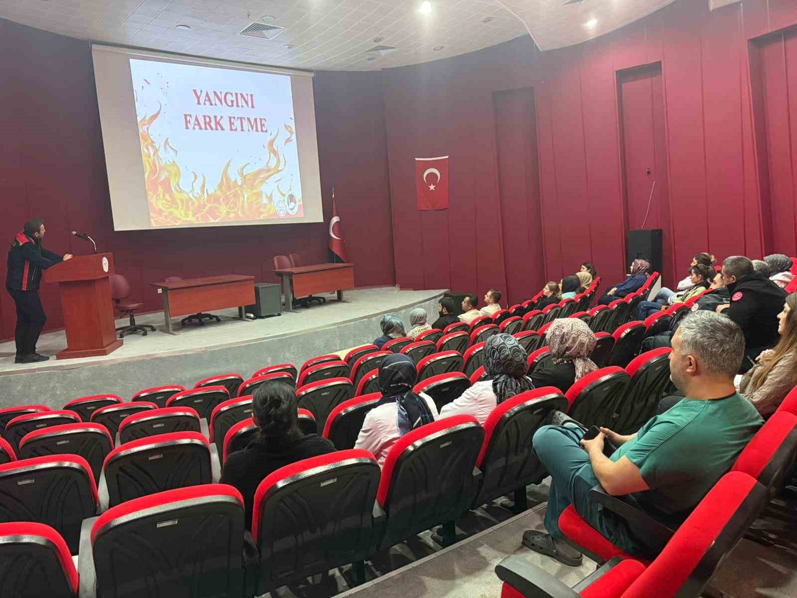 İtfaiye ekiplerinden hastane personeline yangın eğitimi
