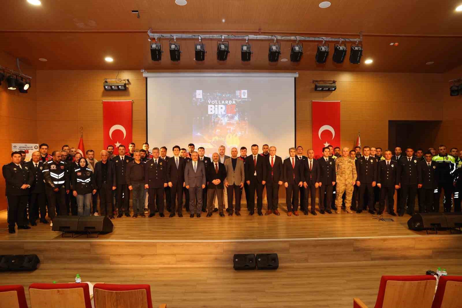 Vali Varol, g&uuml;venli s&uuml;r&uuml;ş eğitim seminerine katıldı
