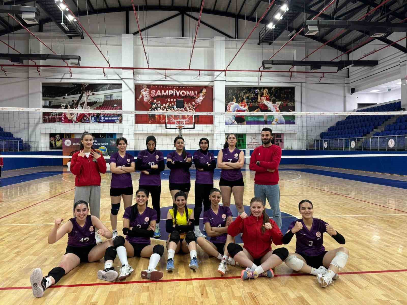 Muş Sultan Alparslan Yurdu Kız Voleybol Takımı yarı finale y&uuml;kseldi
