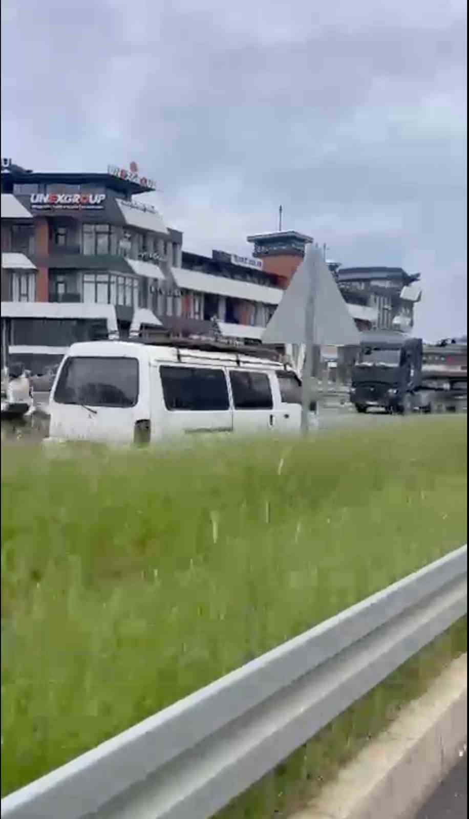 Ters y&ouml;nde ilerledi, hem kendi canını hem diğer s&uuml;r&uuml;c&uuml;lerin canını hi&ccedil;e saydı: 95 bin TL ceza uygulandı
