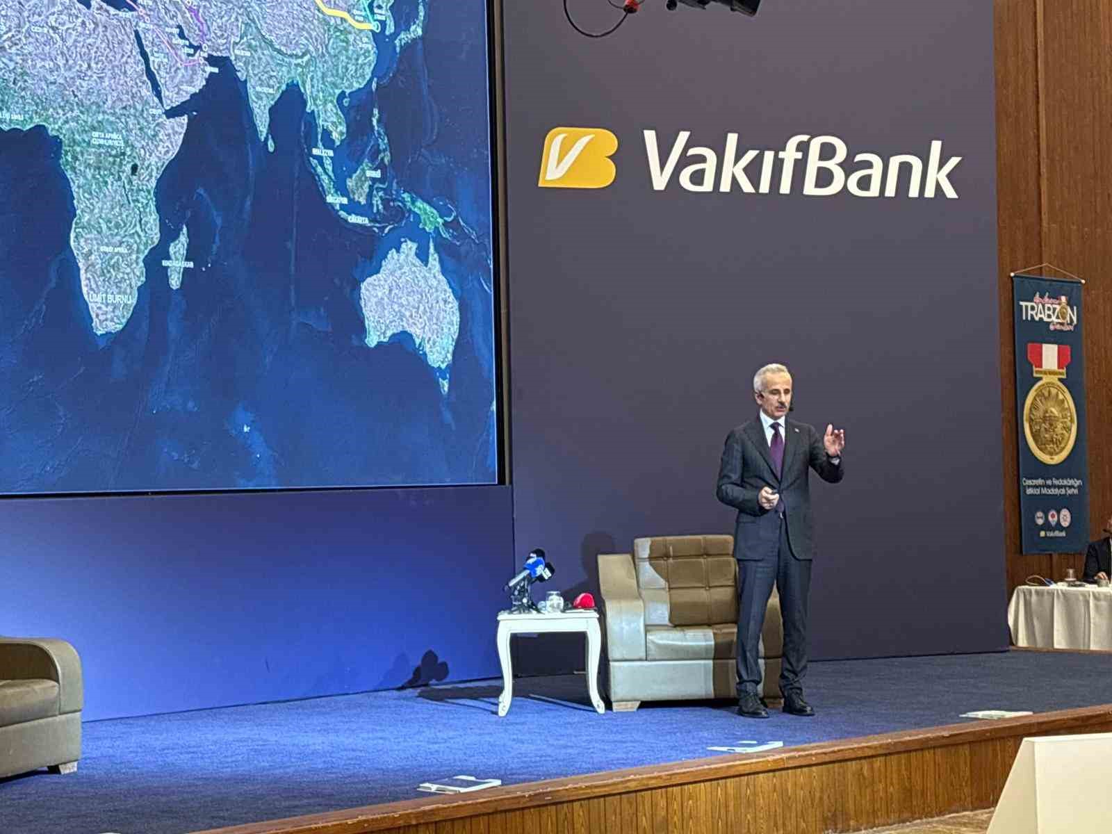 Bakan Uraloğlu, T&uuml;rkiye&rsquo;nin 61&rsquo;inci havalimanının Trabzon&rsquo;a yapılacağını a&ccedil;ıkladı
