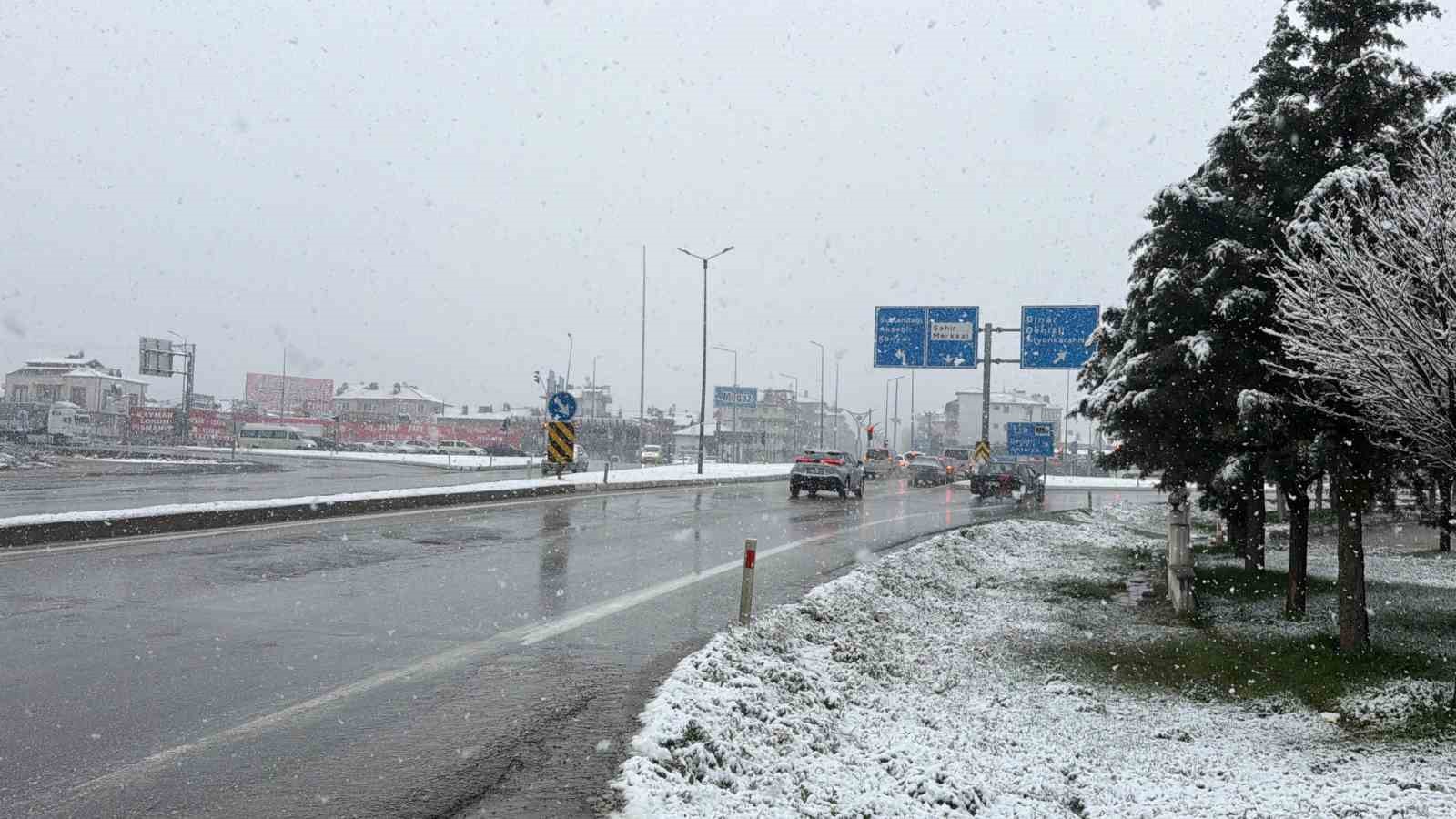 Lapa lapa yağan kar ilçeyi beyaza bürüdü