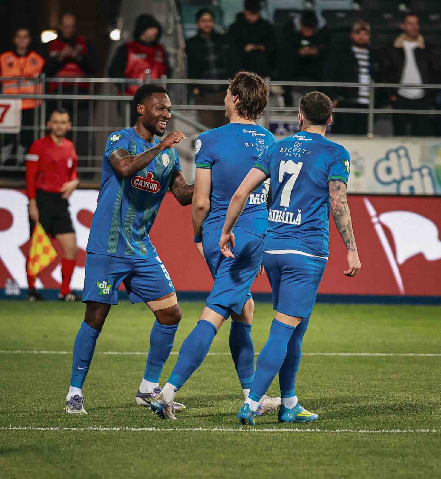 Trendyol S&uuml;per Lig: &Ccedil;aykur Rizespor: 3 - Samsunspor: 0 (İlk yarı)
