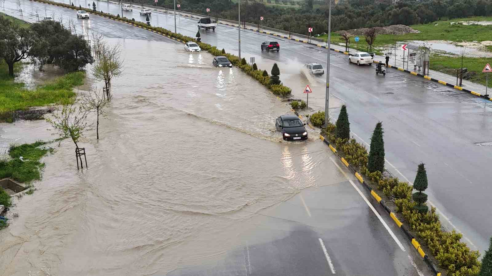 Kuvvetli yağışın etkili olduğu Antakya&rsquo;da eğitime 1 g&uuml;n ara verildi
