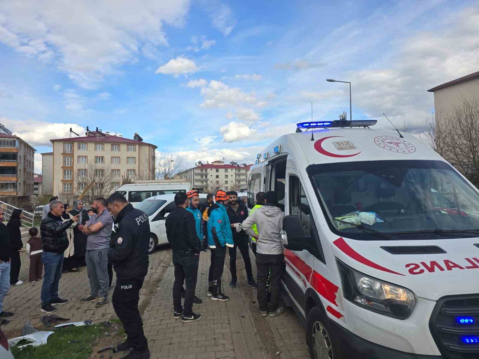 Bing&ouml;l&rsquo;de iki otomobil &ccedil;arpıştı: 4 yaralı
