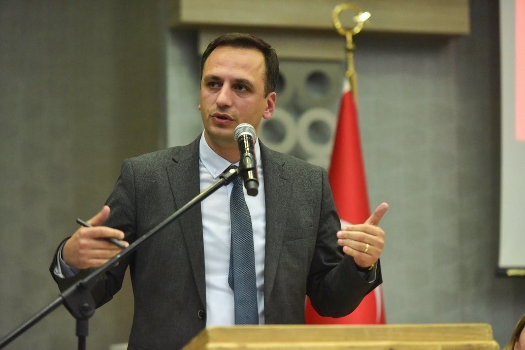 Bornova Belediye Başkanı Eşki ve 3 ş&uuml;pheli serbest bırakıldı
