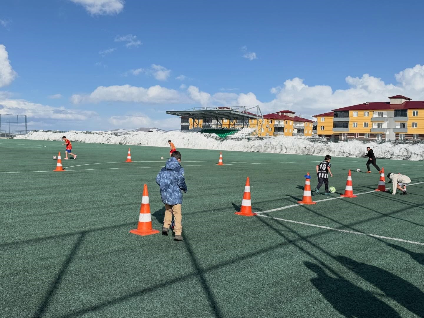 Sarıkamış Kaymakamı Enis Aslantatar&rsquo;dan Gen&ccedil;lik Merkezi&rsquo;ne ziyaret
