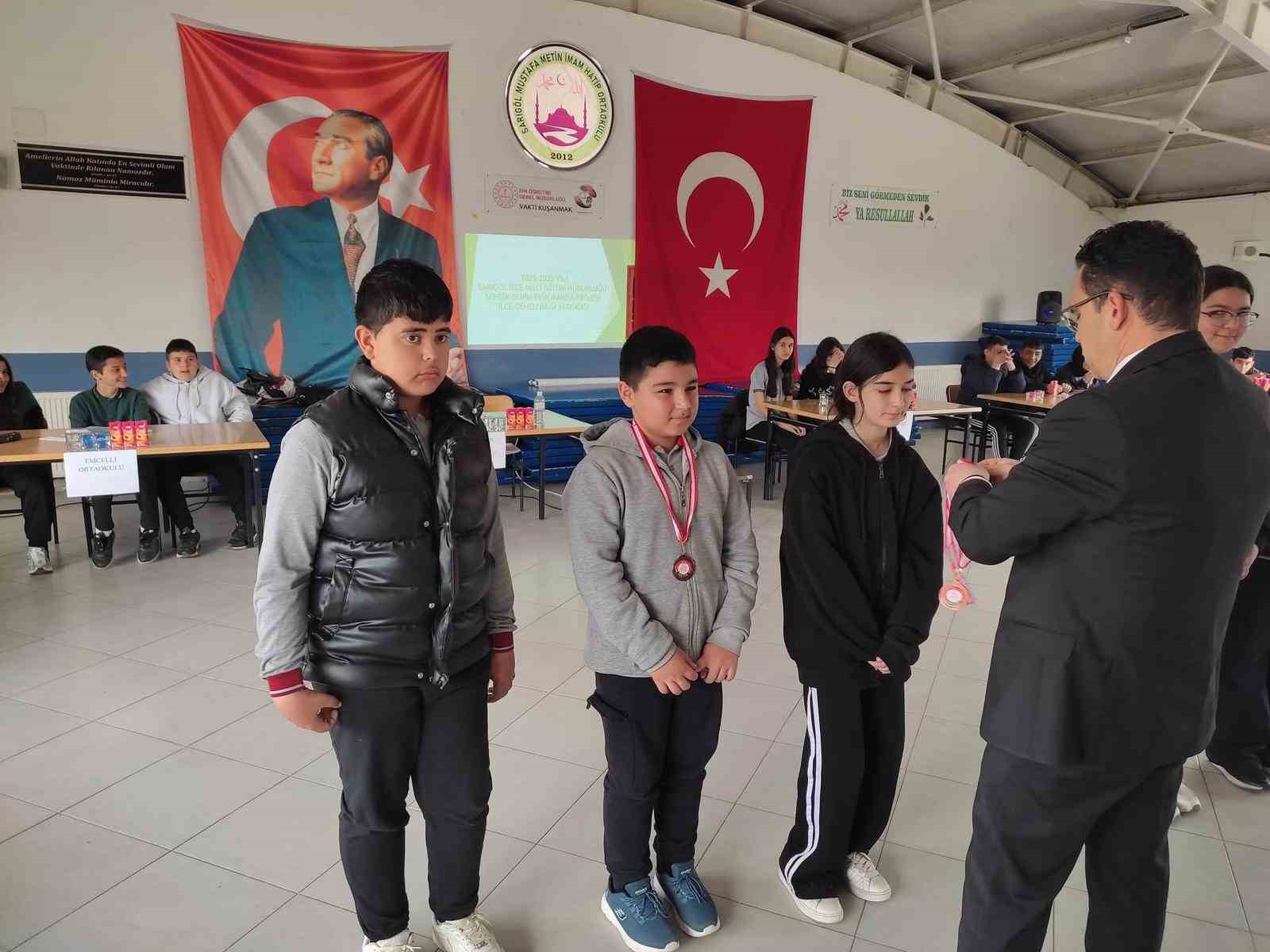 Dereceye giren &ouml;ğrenciler &ouml;d&uuml;llerine kavuştu
