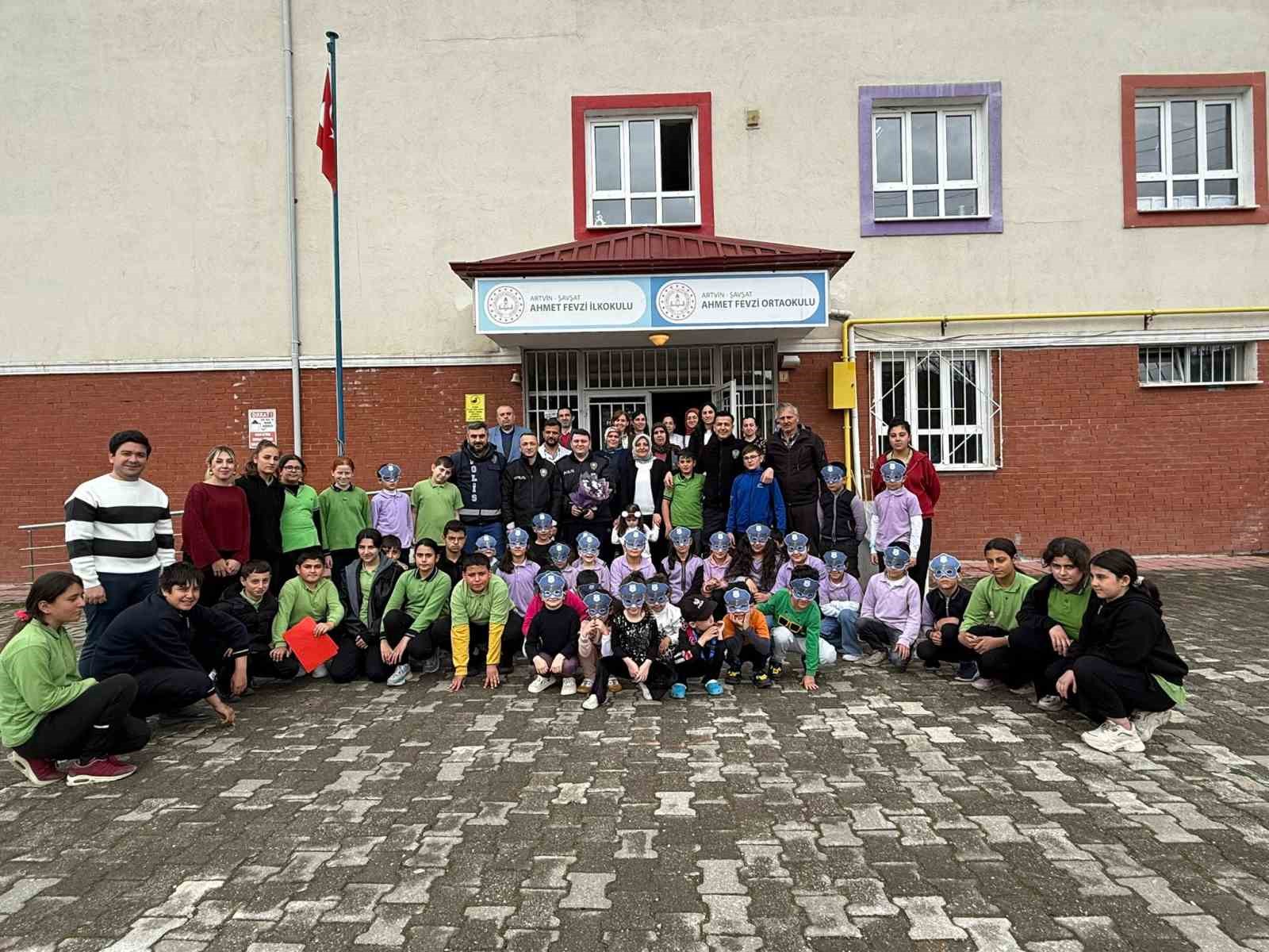 İhbar üzerine okula giden polisler sürpriz kutlamayla karşılandı