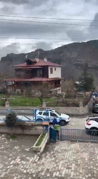 İhbar üzerine okula giden polisler sürpriz kutlamayla karşılandı