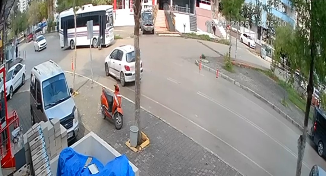 Kapısı a&ccedil;ık olan toplu taşıma aracından d&uuml;şen adam ağır yaralandı
