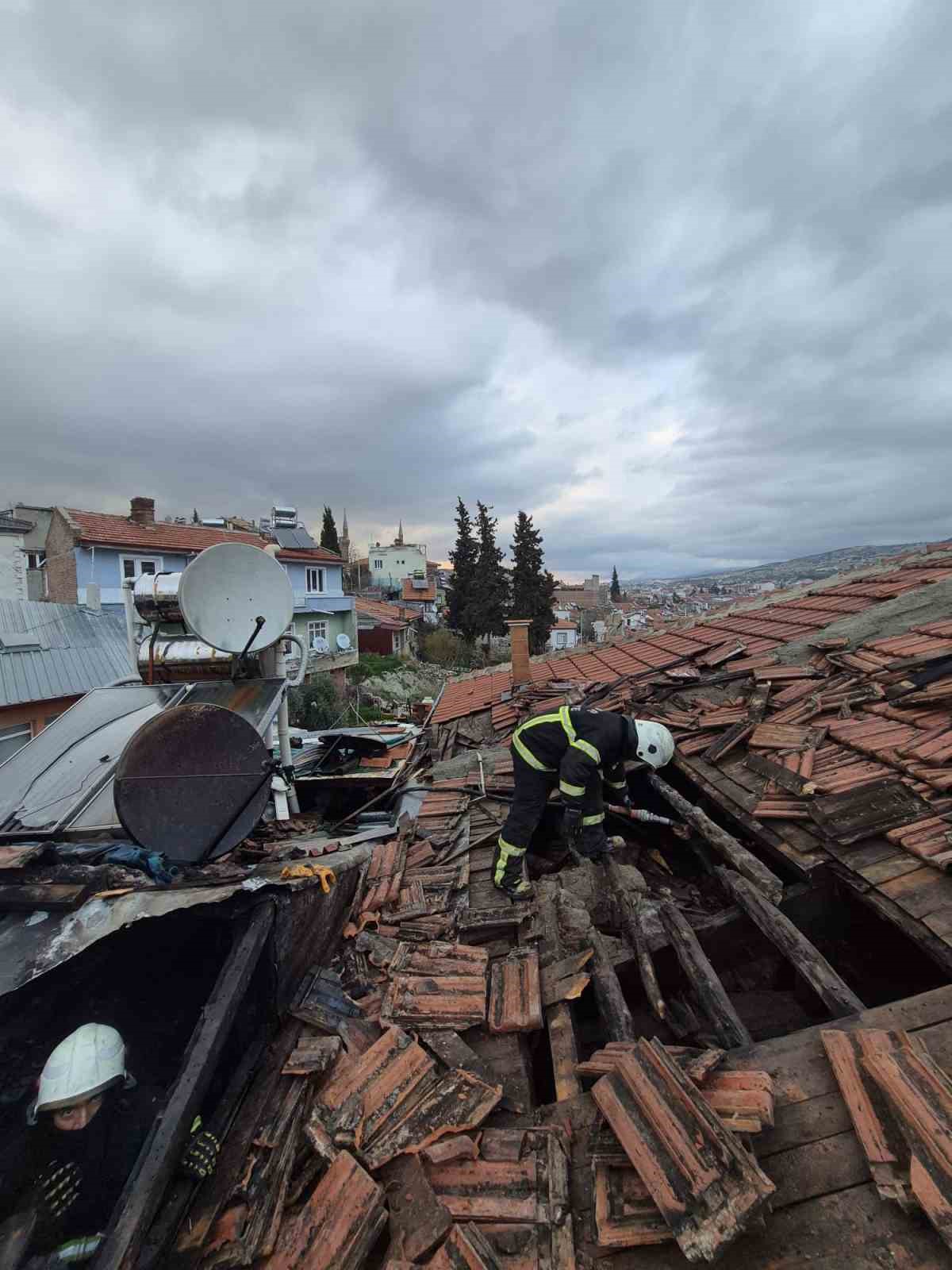 Burdur’da çatı yangını ekiplerce söndürüldü