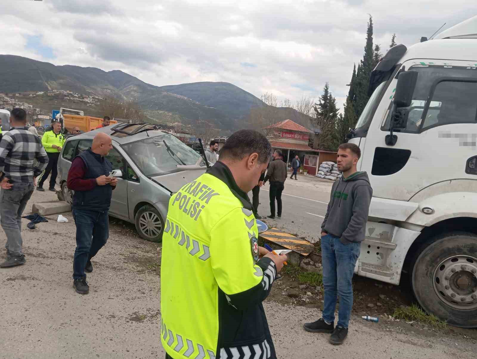 Osmaniye’de tır ile hafif ticari araç çarpıştı:1 yaralı