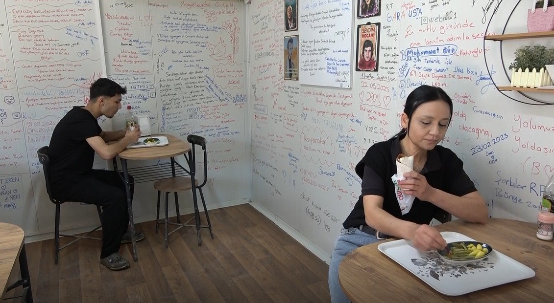 Konteynerdeki çiğ köftecinin duvarları ’duygu duvarı’na dönüştü