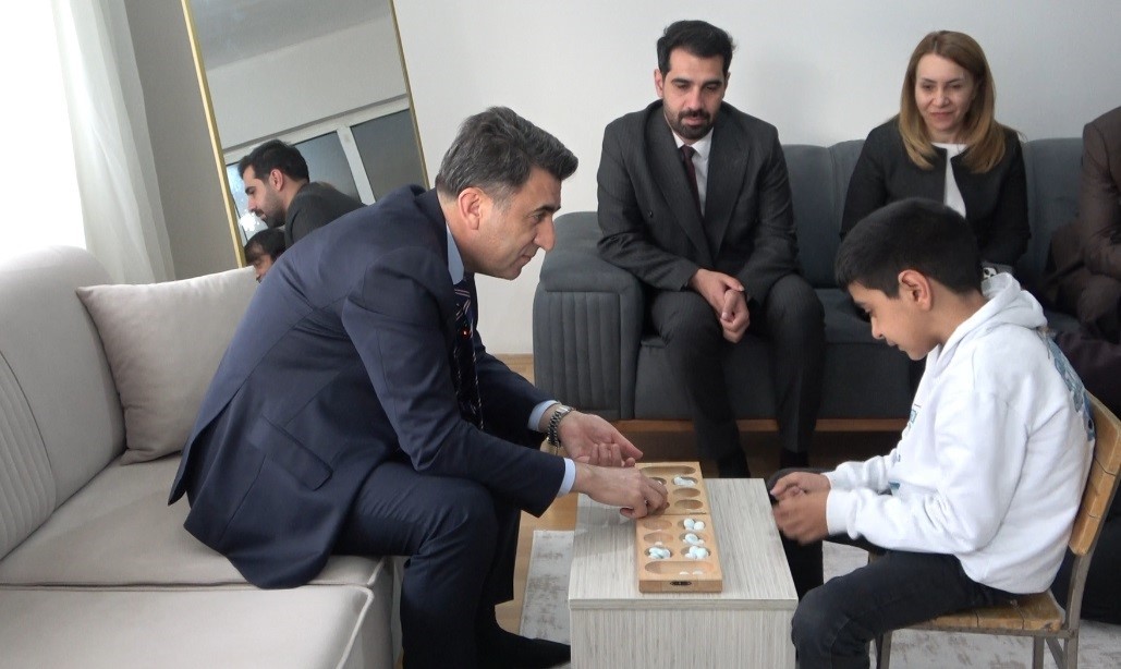 Otizmli Ali İsmail ile  Vali Ayg&ouml;l&rsquo;&uuml;n diyalogları g&uuml;l&uuml;msetti
