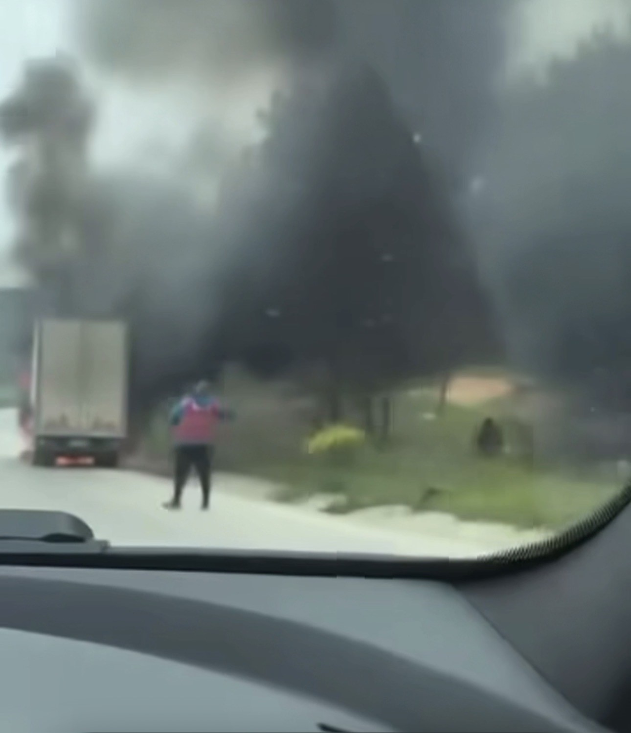 Seyir halindeki kamyon, alev alev yandı