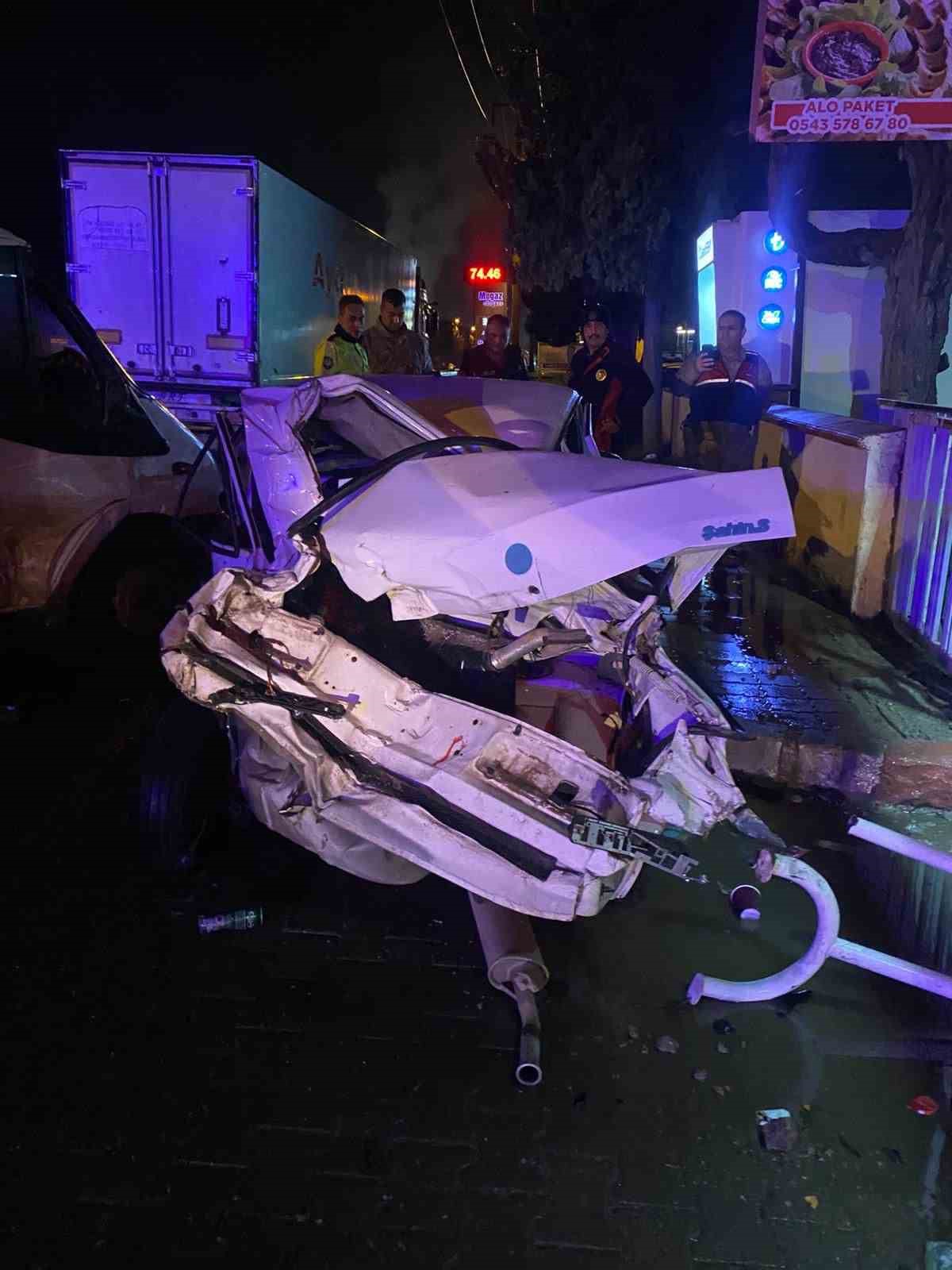 Sağanak yağış kazaları beraberinde getirdi: 1 &ouml;l&uuml;, 3 yaralı
