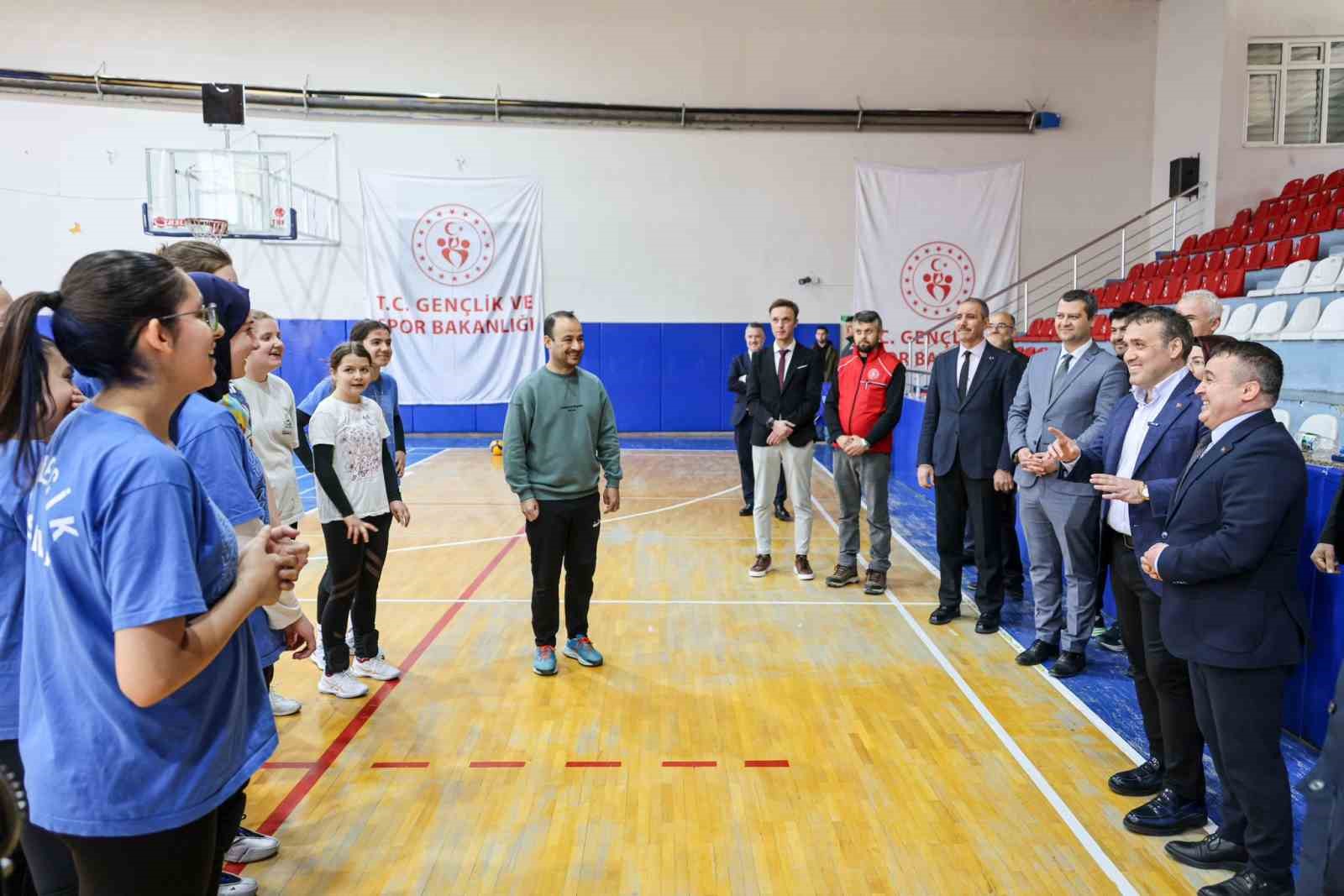 Vali S&ouml;zer yeni stadyum inşaatında ve spor salonunda incelemelerde bulundu
