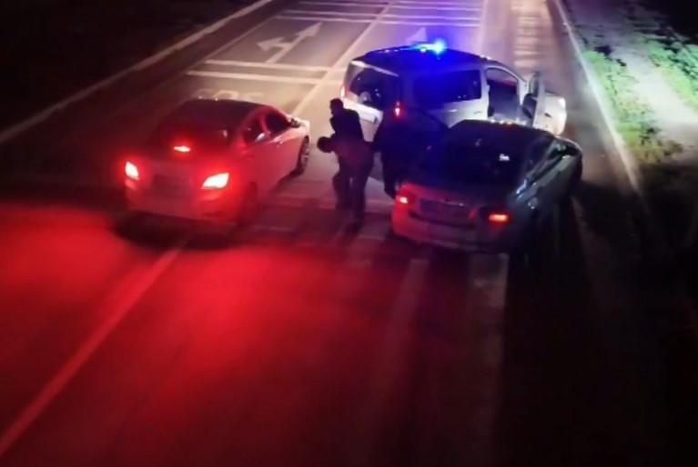 Zehir tacirlerinin özel elektronik düzenekli bölme oyununu polis bozdu